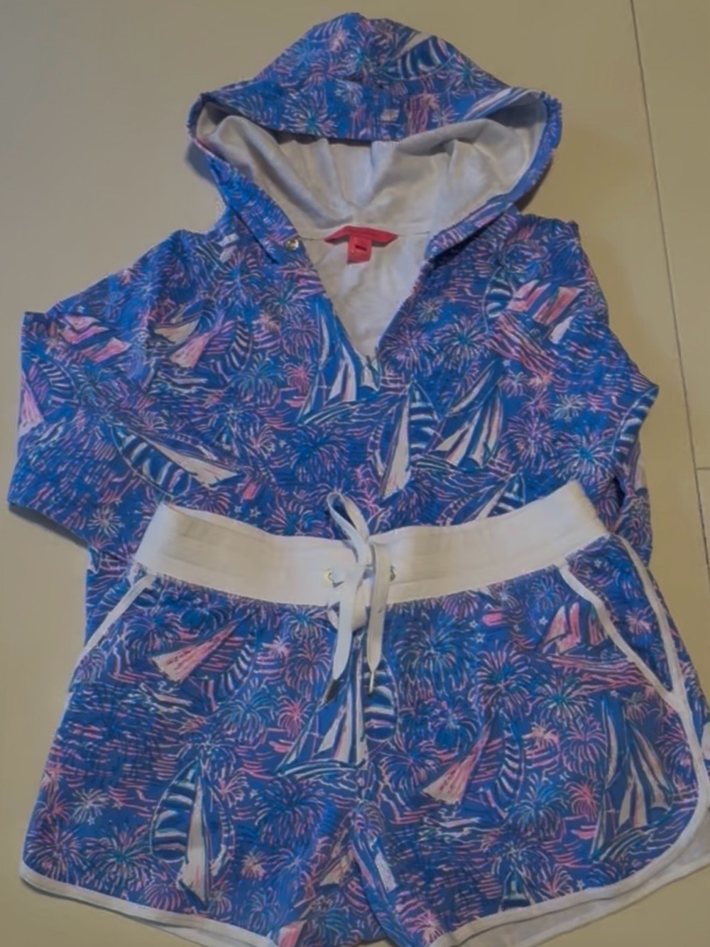 Hard to find print!!!! Lilly Pulitzer "Kiawah" hoodie and shorts set. Nwot - Picture 3 of 7